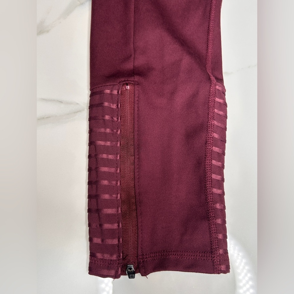 Freely Women’s Leggings, Burgundy /Wine, Large, 7/8 length, Excellent Condition - Picture 5 of 15